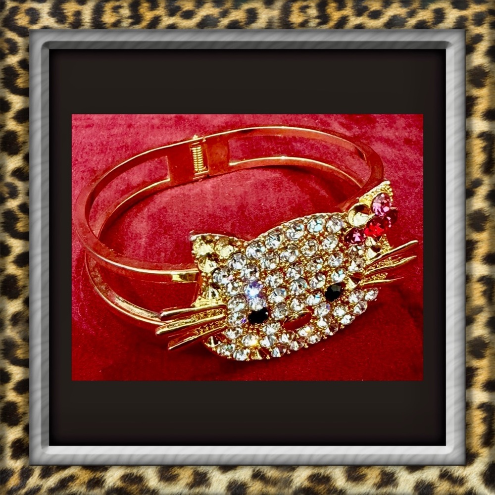 👑✅PRICE FIRM✅ Gold Bejeweled Cat Face Cuff Bracelet